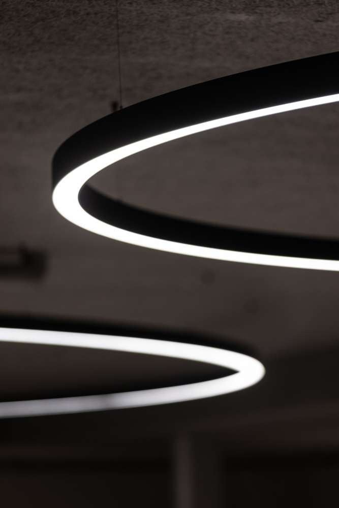 Ringleuchten in der Tiefgarage – in der Ausführungsqualität eines Wohnraums.