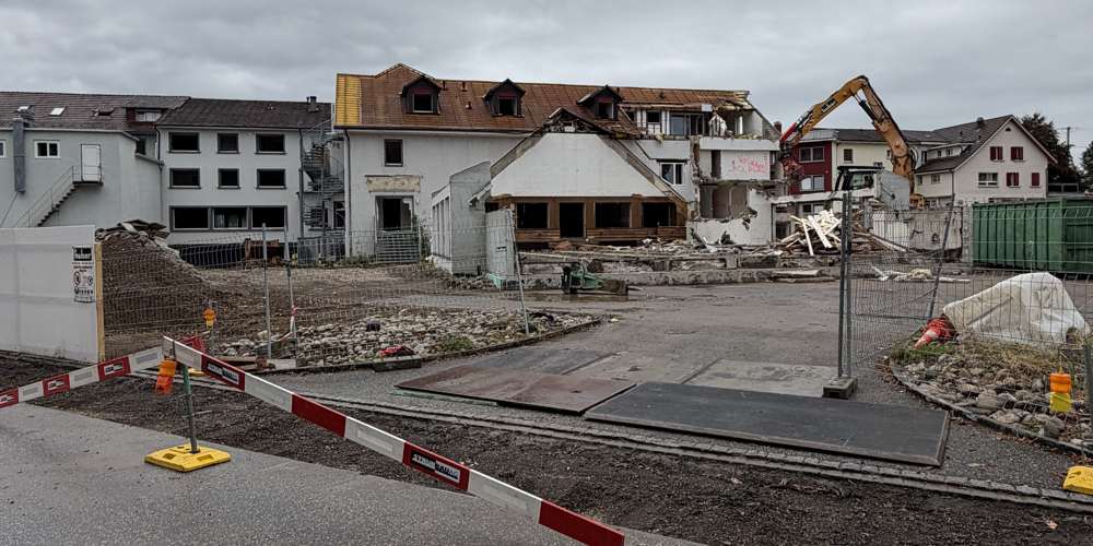 Abbruch des Hotels Krone, September 2026: Die Parzelle zwischen Bahnhofstrasse und Strickereistrasse wird frei für die drei Baukörper.