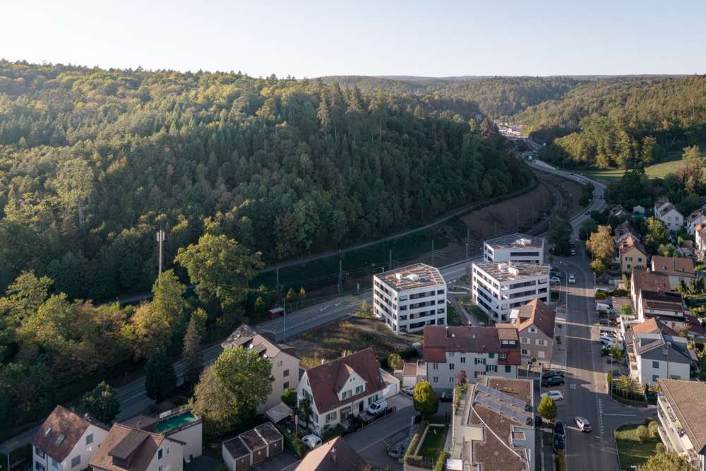 Die Anlage im Landschaftsraum: Wald und Bahnlinie begrenzen das Grundstück zum Hang hin.