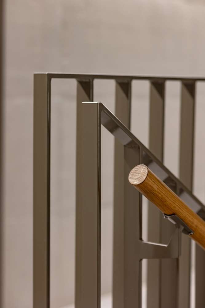 Geländerdetail: Flachstäbe, Handlauf aus Eiche.